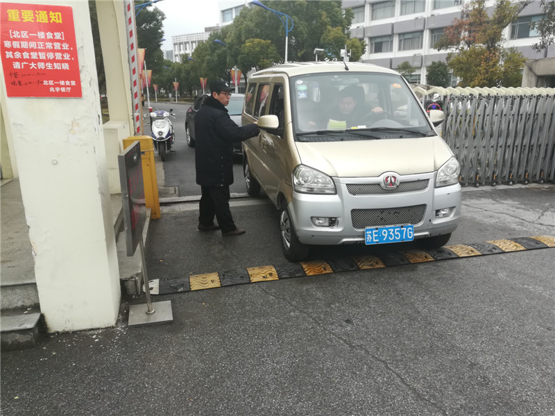 開學(xué)門崗車輛管控.jpg