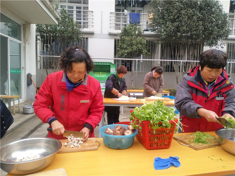 準備餃子餡.jpg