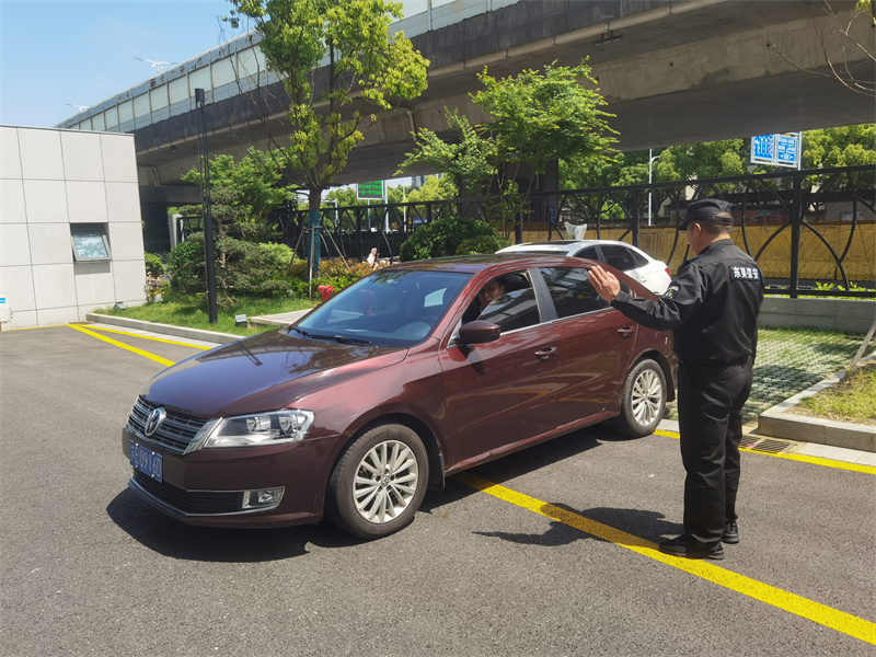 指引游客安全停車.jpg