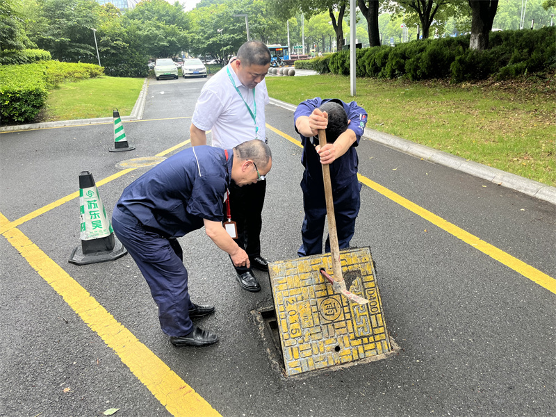 室外雨水井通暢檢查.jpg