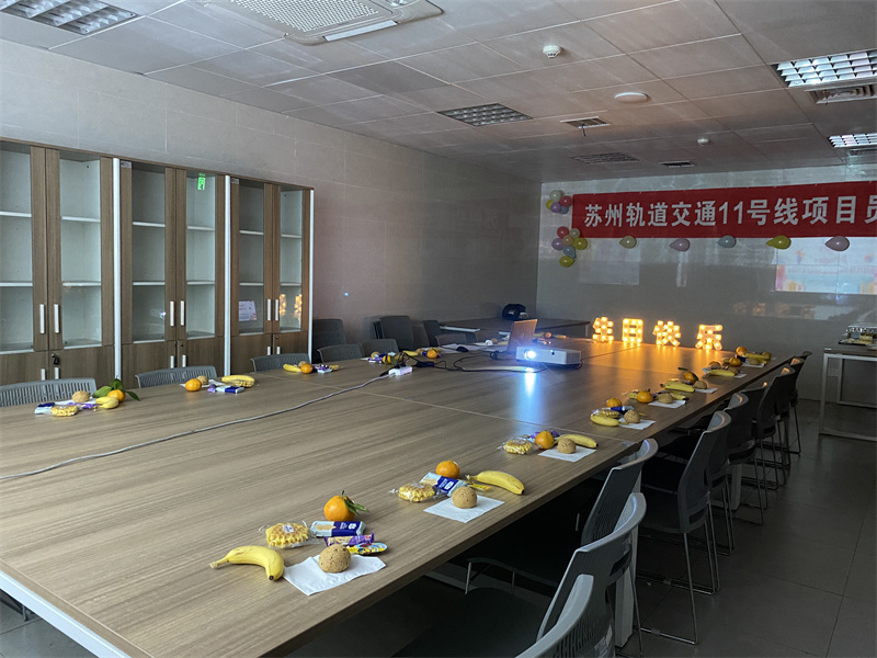 生日會(huì)前場(chǎng)景布置分配零食.jpg